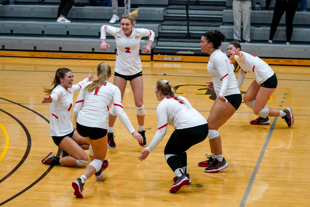 Tritons Pull Off Reverse Sweep To Claim Midwest Regional Championship