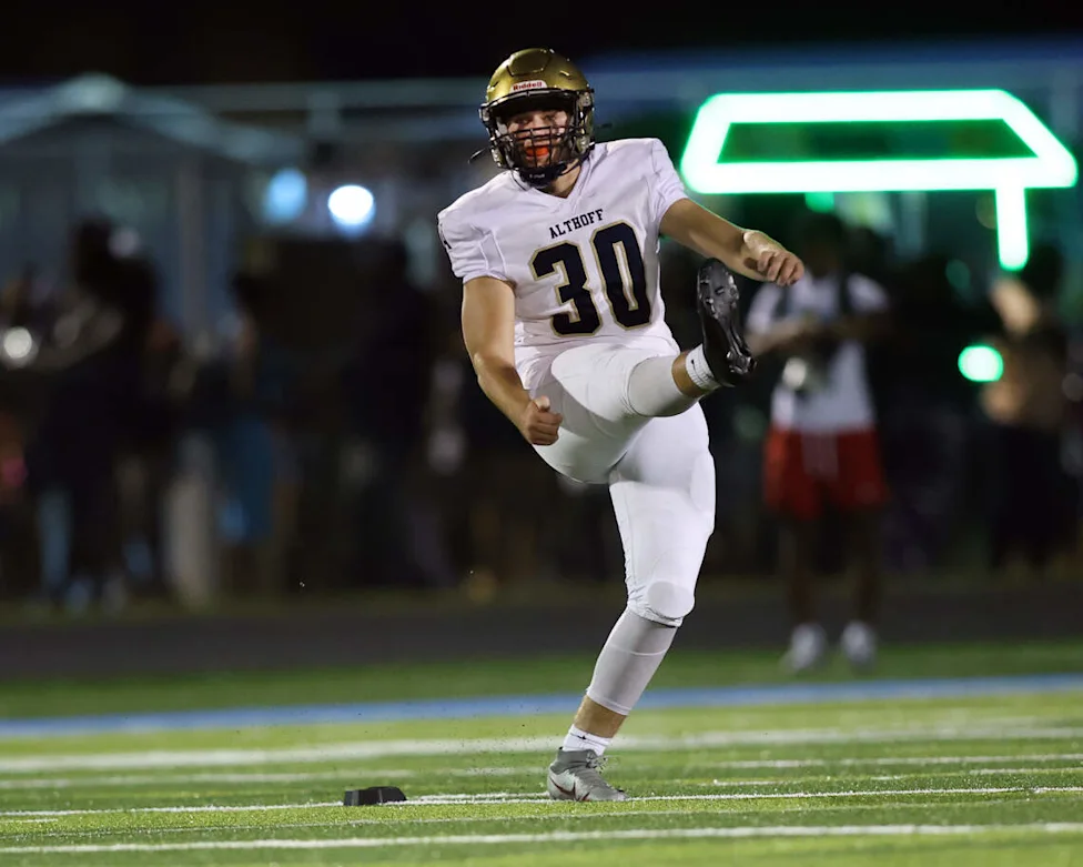 Five-Star Rated Punter/Kicker Transfers To East St. Louis